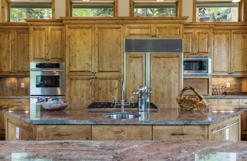 Highland Meadows House | Maison de Neige – Breathtaking Mountain Stay for 8 w/Hot Tub