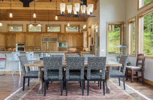 Highland Meadows House | Maison de Neige – Breathtaking Mountain Stay for 8 w/Hot Tub