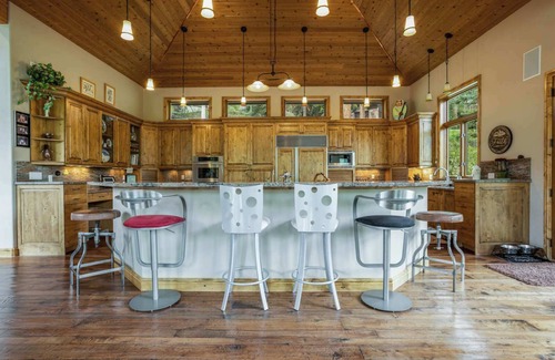 Highland Meadows House | Maison de Neige – Breathtaking Mountain Stay for 8 w/Hot Tub