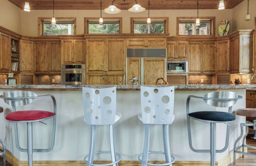 Highland Meadows House | Maison de Neige – Breathtaking Mountain Stay for 8 w/Hot Tub
