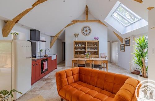Chalonnes-sur-Loire House | Maison de Vacances Rénovée sur l'Île Fluviale de Chalonnes, Terrasse, BBQ, Prêt de Vélos - FR-1-622-61