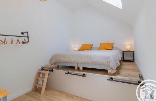 Chalonnes-sur-Loire House | Maison de Vacances Rénovée sur l'Île Fluviale de Chalonnes, Terrasse, BBQ, Prêt de Vélos - FR-1-622-61