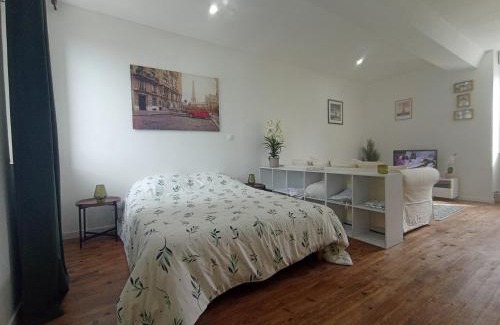 Montreuil-Poulay House | Maison de village à la campagne