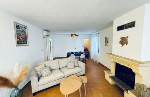 Colombiers House | Maison de Village Pres du Canal