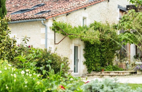 Verteillac Villa | Maison Des Pivoines - Six Bedroom Villa, Sleeps 12