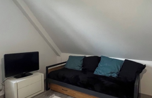 Montchaton House | Maison Du Mont César