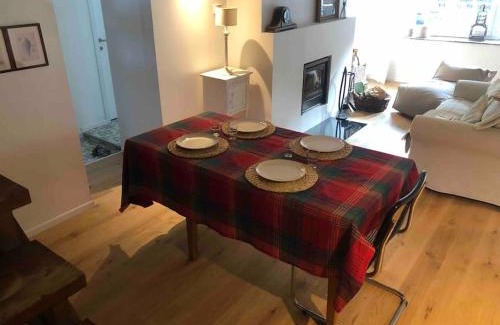 Failon House | Maison en pierre, chaleureuse, avec étang