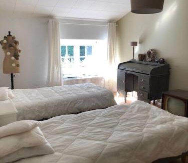 Failon House | Maison en pierre, chaleureuse, avec étang