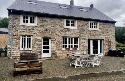 Failon House | Maison en pierre, chaleureuse, avec étang