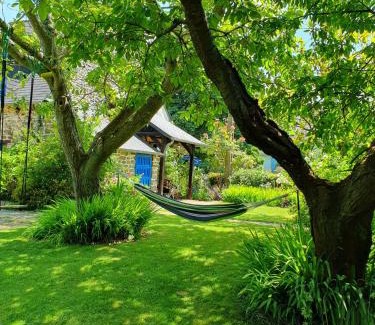 Roz-Landrieux House | Maison en pierre dans son nid de verdure