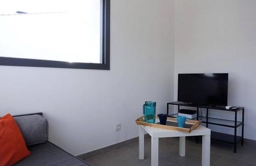 Noirmoutier-en-l'Ile House | Maison familiale 10 pers, annexe, plage 250m, wifi, parking, jardin clos, terrasse avec pergola - FR-1-224B-163