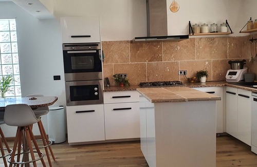 Sabran House | Maison Familiale Avec Grande Piscine Proche D'uzes et des Cascades du Sautadet