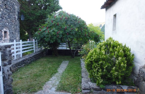Aubignas House | Maison Familiale en Pierre Volcanique Avec Belle Vue, Jardinet et 2 Terrasses