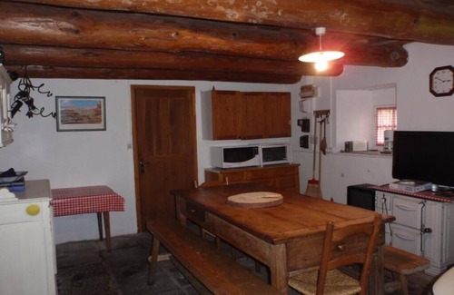 Egliseneuve-d'Entraigues House | Maison Typique Auvergnate