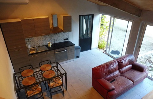Entraigues-sur-la-Sorgue Apartment | Maisonette, air-conditioned with parking and patio