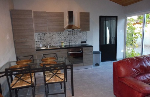 Entraigues-sur-la-Sorgue Apartment | Maisonette, air-conditioned with parking and patio