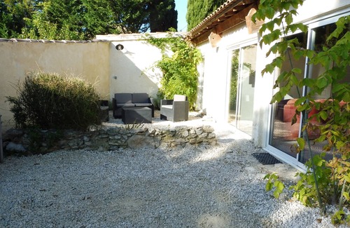Entraigues-sur-la-Sorgue Apartment | Maisonette, air-conditioned with parking and patio