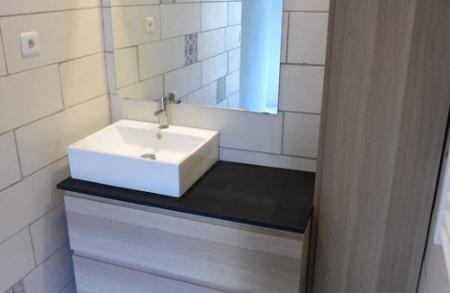 Entraigues-sur-la-Sorgue Apartment | Maisonette, air-conditioned with parking and patio
