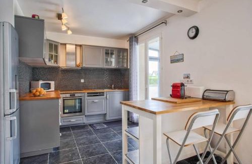 Merville-Franceville-Plage House | Maison familiale 8p avec jardin clos et accès plage à 650m - FR-1-788-17