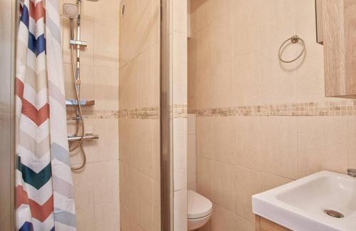 Merville-Franceville-Plage House | Maison familiale 8p avec jardin clos et accès plage à 650m - FR-1-788-17