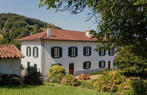 Hasparren House | Maison Gamboia, chambres d'hôtes au calme avec jardin