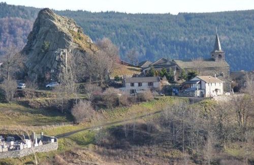 Queyrieres House | Maison isolée, au cœur des volcans, terrain clos, jeux, confort, cheminée, proche forêts et villages. - FR-1-582-285