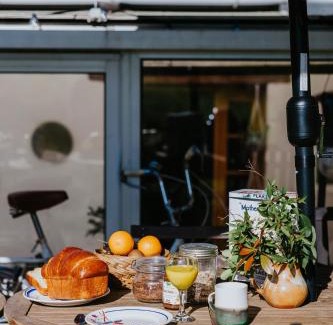 Villeneuve-les-Genets Bed & Breakfast | Maison La Pomaré