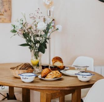 Villeneuve-les-Genets Bed & Breakfast | Maison La Pomaré