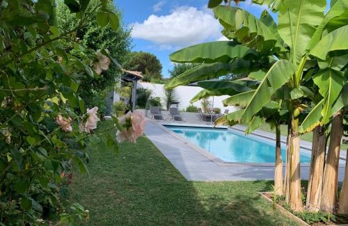 Lagord Bed & Breakfast | Maison M, chambre privée accès jardin piscine et jacuzzi près de La Rochelle