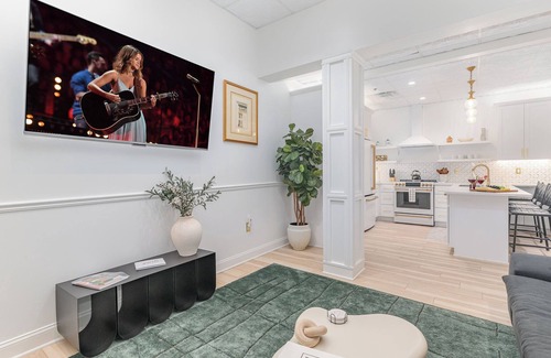 Downtown Nashville Cottage | Maison Modiste - Bankers Alley - Walk to Broadway