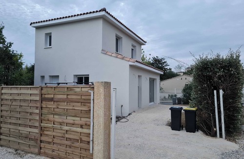 Euzet-les-Bains House | Maison Neuve sur Petit Terrain Dans Village Typique