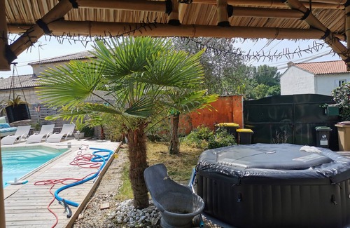 Abzac Villa | Maison Pierre 9 Couchages Piscine Chauffée Jacuzzi