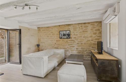 Saint-Leon-sur-Vezere House | Maison pour 5 avec cour extérieure dans le centre