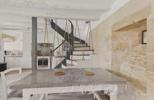 Saint-Leon-sur-Vezere House | Maison pour 5 avec cour extérieure dans le centre