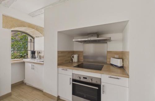 Saint-Leon-sur-Vezere House | Maison pour 5 avec cour extérieure dans le centre