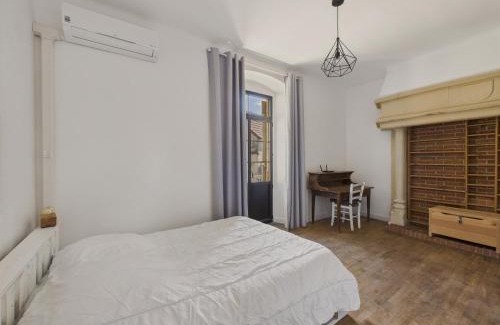 Saint-Leon-sur-Vezere House | Maison pour 5 avec cour extérieure dans le centre