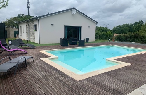 Bonnetan House | Maison Récente Avec Piscine