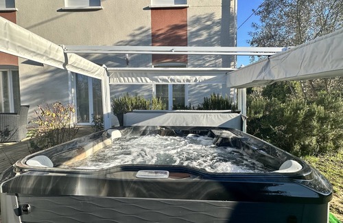 Lacroix-Falgarde House | Maison Romantique ou Familiale Avec Jacuzzi, Sauna, Salle de Cinéma, Babyfoot