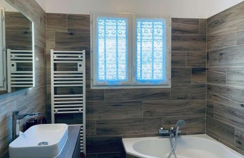 Tregastel House | Maison rustique à 100m de la mer, 6 pers, jardin, Wi-Fi, parking, animaux OK, Côte de Granit Rose - FR-1-542-15