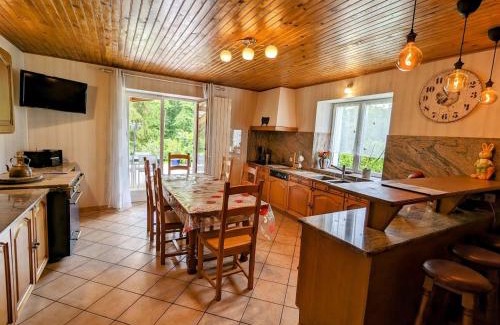 La Chapelle-aux-Bois House | Maison spacieuse avec spa, ping-pong et baby-foot, idéale pour détente en famille - FR-1-589-828