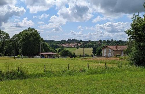 Massignac House | Maison spacieuse avec jardin à Massignac, Internet, parking sur place - FR-1-653-213