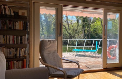 Vigneux-sur-Seine Boat Rental | Maison sur l’eau - havre de paix au milieu des péniches (proche Paris)