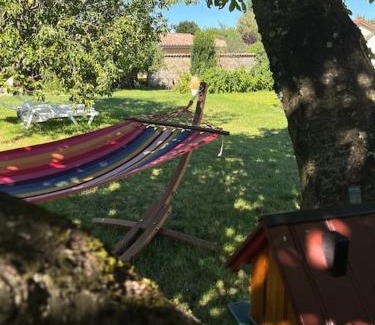 Sance Apartment | Maisonnette au calme, grand jardin privatif, accueil vélos et motos