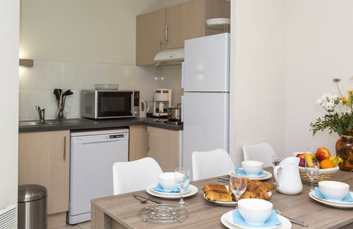 Le Tronchet Condo | Maisonnette Spacieuse + Terrasse | Accès Piscine