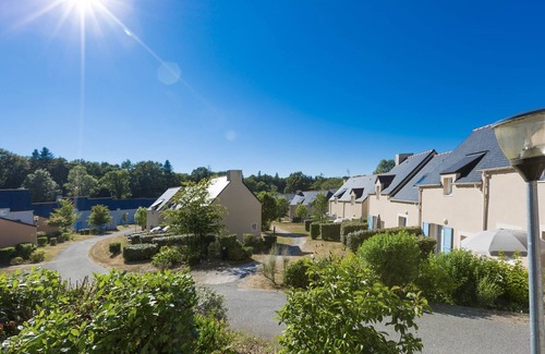 Le Tronchet Condo | Maisonnette Spacieuse + Terrasse | Accès Piscine