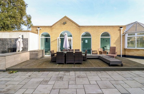 Canvey Island Cottage | MAISONWYCK, country holiday cottage, with pool in Canvey Island