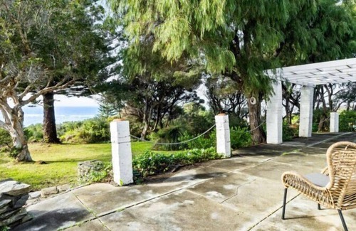 Augusta House | Maizies View - A Hidden Gem - Maizies View - Lovingly renovated 1950s character home with a view