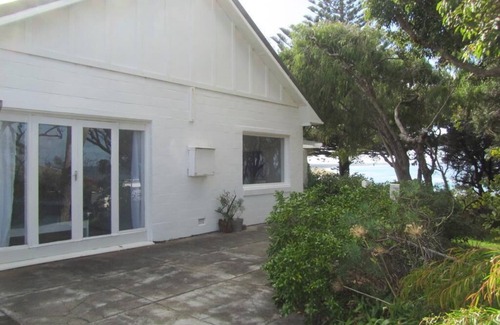 Augusta House | Maizies View - A Hidden Gem - Maizies View - Lovingly renovated 1950s character home with a view