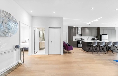 Downtown Montreal Condo | Majestic 3 bedrooms,3 baths sleep 10, AAA location