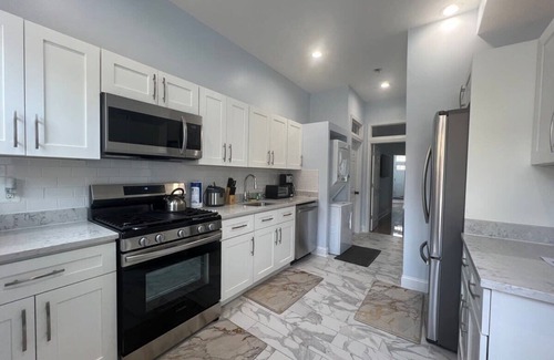 Old Town Alexandria House | Majestic 4B Retreat on King St-5 Mins Walk Metro